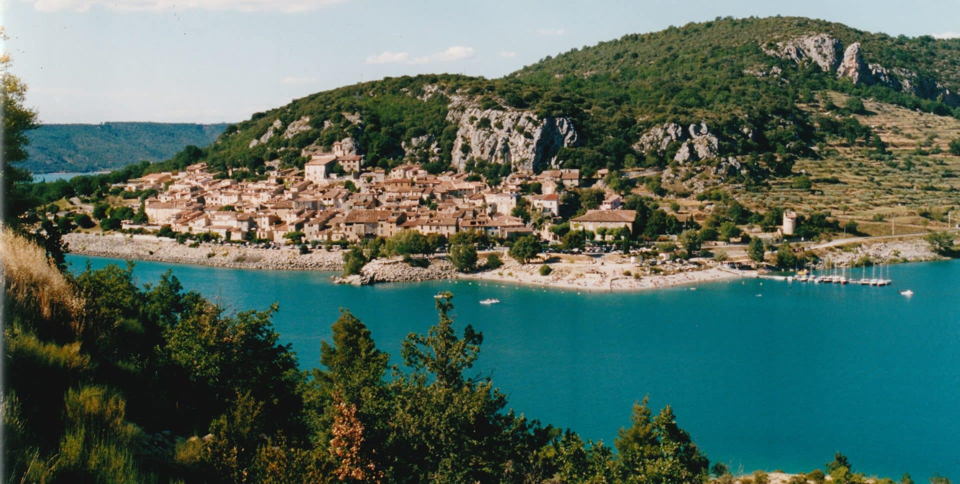 Vue sur le lac de Sainte-Croix dans les Gorges du Verdon.