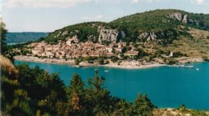 Vue sur le lac de Sainte-Croix dans les Gorges du Verdon.