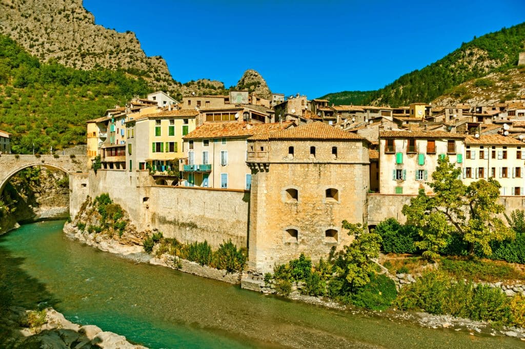 Visitez le village de Annot dans les Gorges du Verdon.