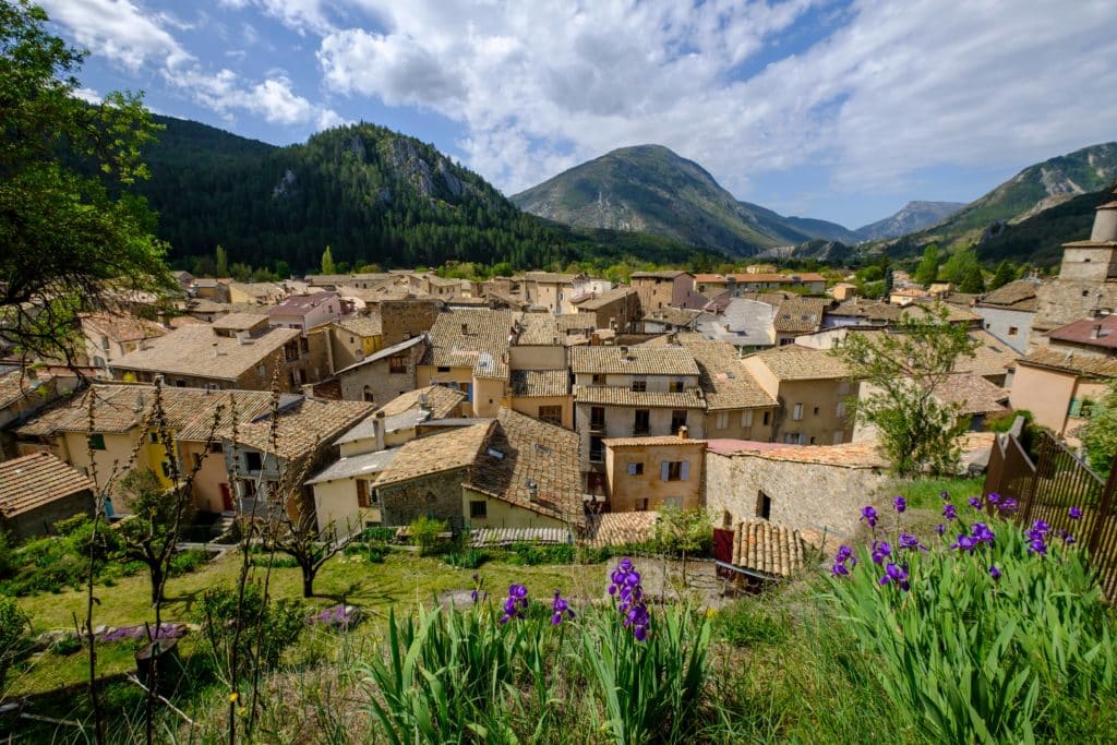 Visitez le village de Castellane dans les Gorges du Verdon.