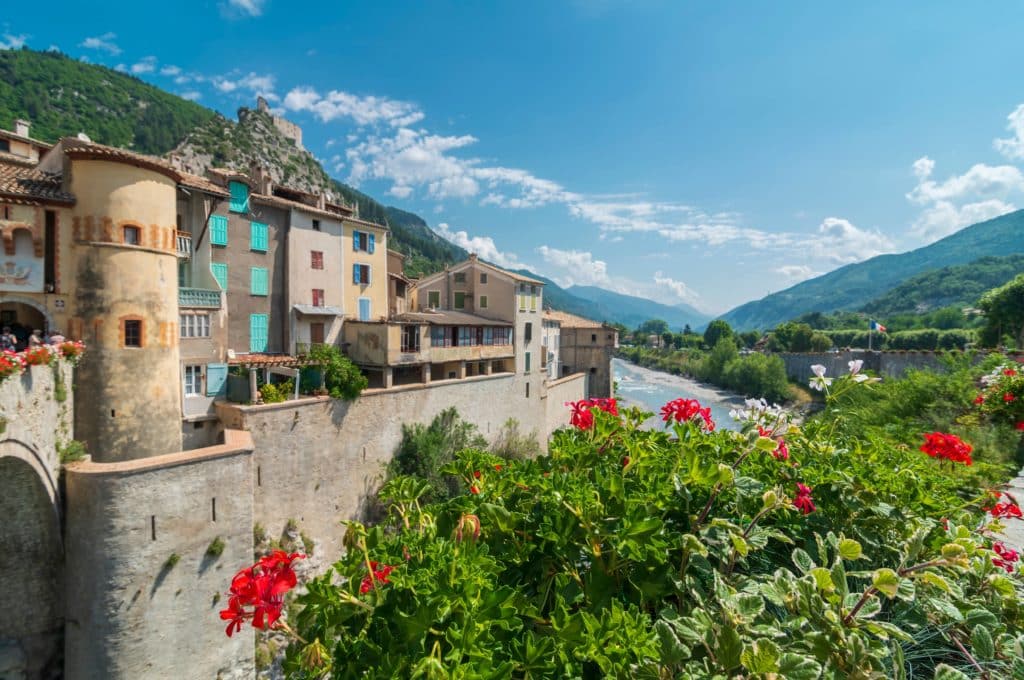 Visitez le village de Entravaux dans les Gorges du Verdon.