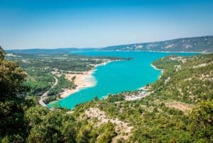 Lac de Sainte-Croix dans les Gorges du Verdon.