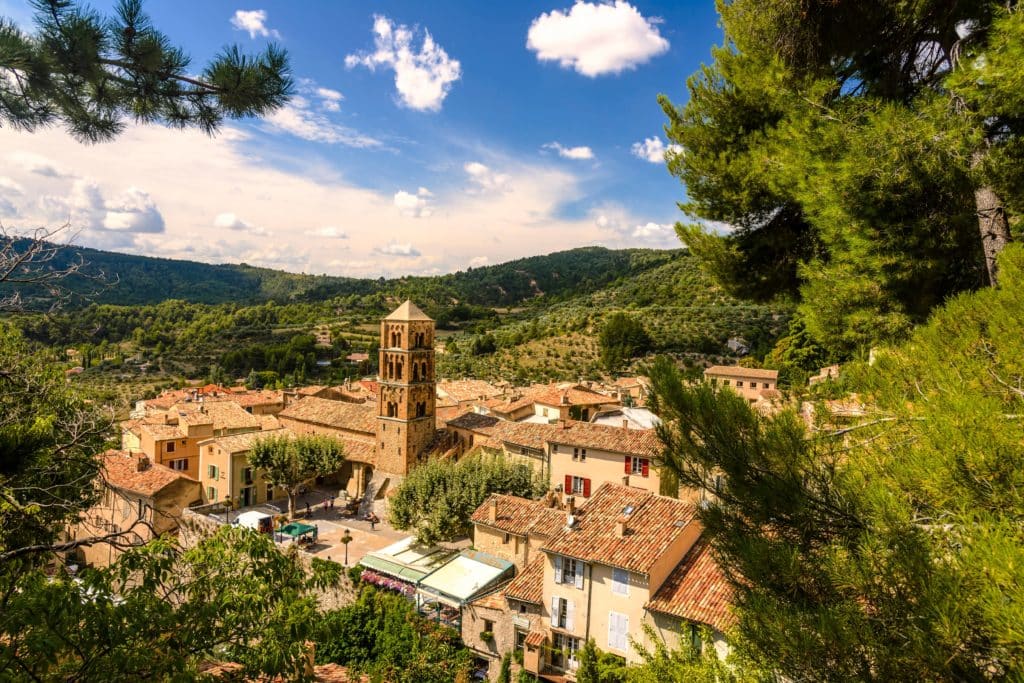 Visitez le village de Moustiers-Sainte-Marie dans les Gorges du Verdon.