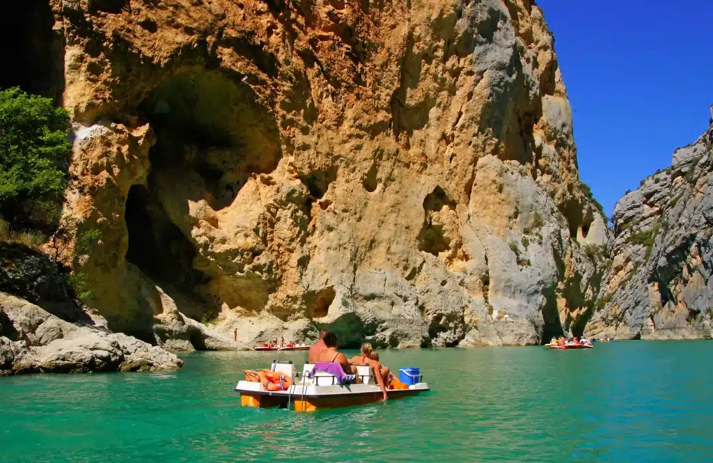 Balade en bateau dans les Gorges du Verdon.